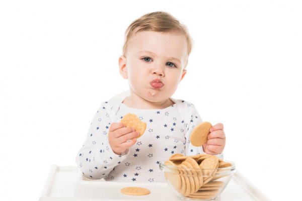 Bebê comendo biscoito